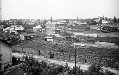 P&oacute;źniejsza fotografia dokumentująca bardziej zaawansowany stan budowy willi. Zwraca uwagę, jak duża była posiadłość Januszy, zajmowała praktycznie całe p&oacute;łnocne naroże ulic Jagiellońskiej i Poniatowskiego. U dołu zdjęcia po lewej stronie widoczny fragment "Janusz&oacute;wki", natomiast o g&oacute;ry po prawej zabudowania gospodarczo-produkcyjne po dawnych stajniach zamkowych, kt&oacute;re ostatecznie rozebrano w związku z budową Rzeszowskich Zakład&oacute;w Graficznych. Zdjęcie ze zbior&oacute;w Galerii Fotografii Miasta Rzeszowa